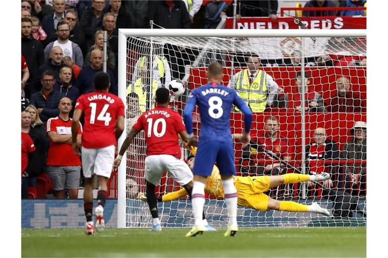 Marcus Rashford (M) erzielte das 1:0 per Elfmeter und legte mit dem 3:0 nach. Foto: Martin Rickett/PA Wire