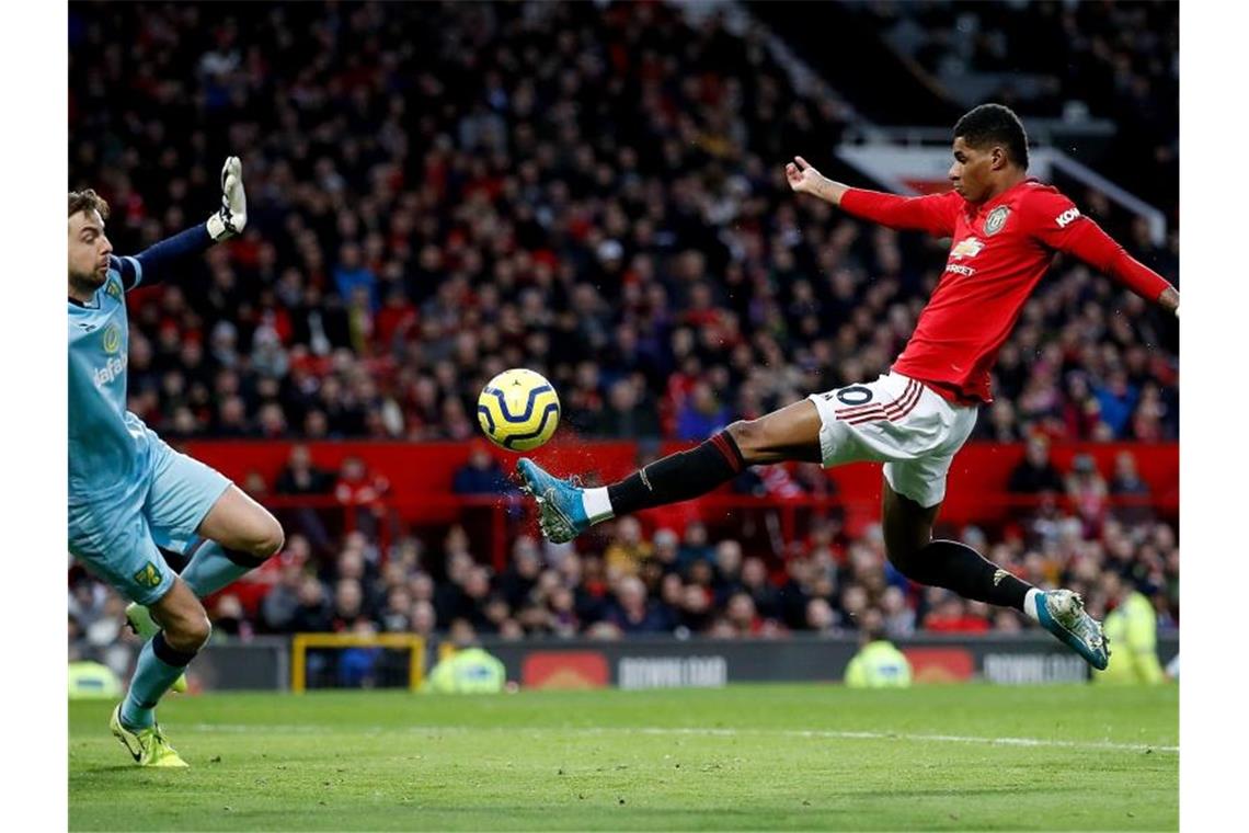Klopp und Liverpool bauen Vorsprung aus Marcus Rashford (r) erzielte die ersten beiden Treffer beim klaren Erfolg gegen Norwich City. Foto: Martin Rickett/PA Wire/dpa