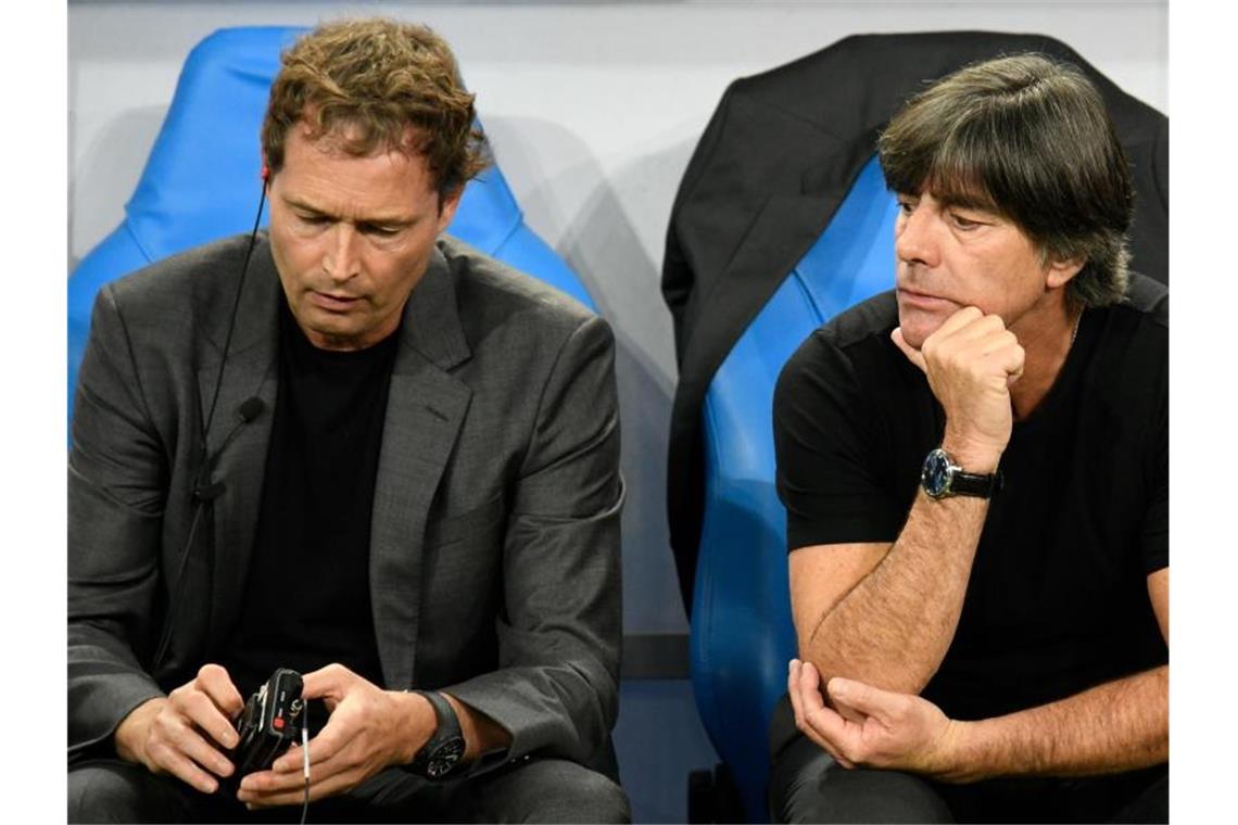 Marcus Sorg (l) rückt für zwei Spiele für den fehlenden Joachim Löw in die Chefrolle beim DFB-Team. Foto: Ina Fassbender