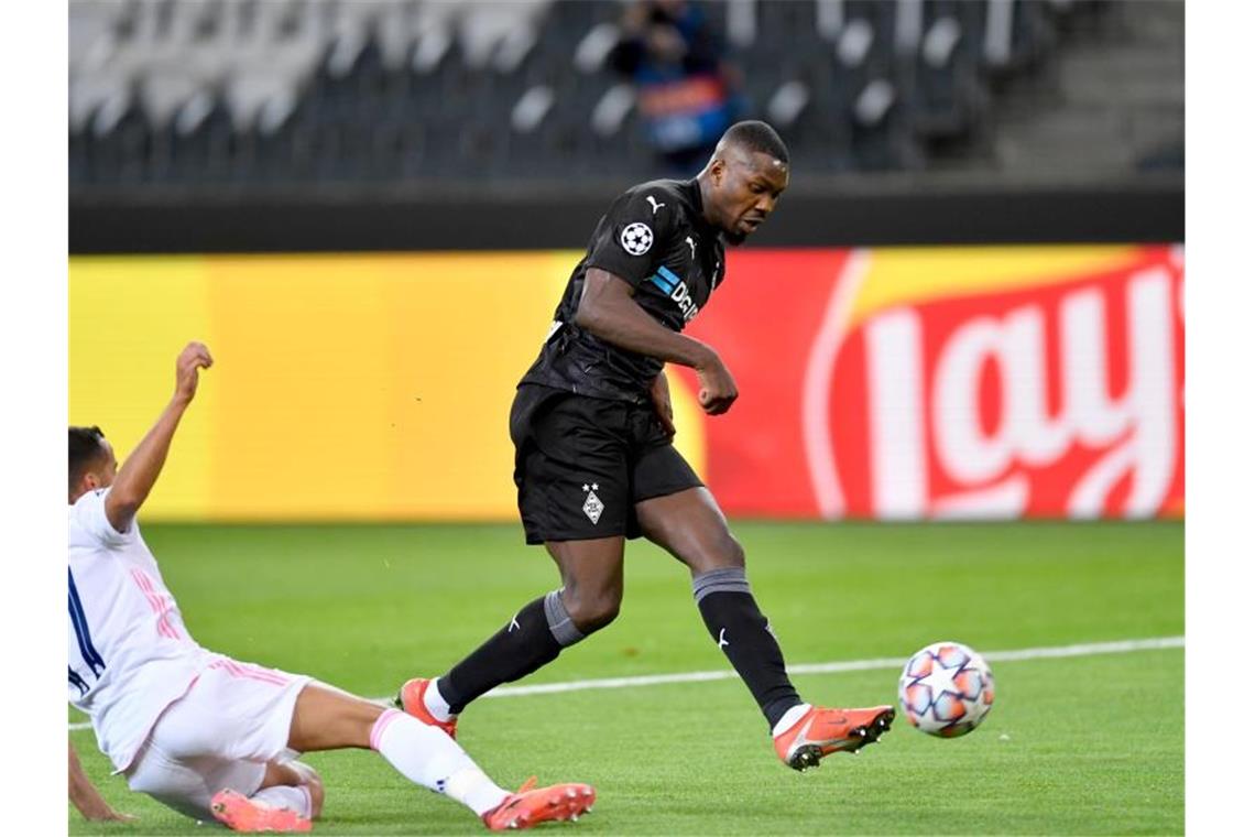 Marcus Thuram (r) brachte Gladbach in Führung. Foto: Marius Becker/dpa