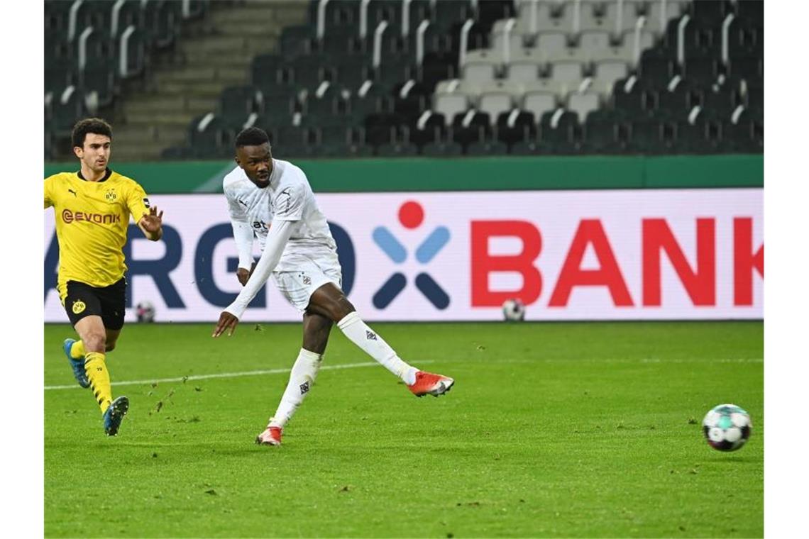 Marcus Thuram (r) erzielt einen Treffer für Gladbach, der nicht anerkannt wird: Abseits. Foto: Federico Gambarini/dpa-Pool/dpa