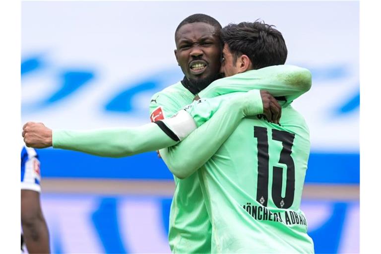 Marcus Thuram und Lars Stindl jubeln über einen Treffer. Foto: Soeren Stache/dpa-Zentralbild POOL/dpa/Archiv