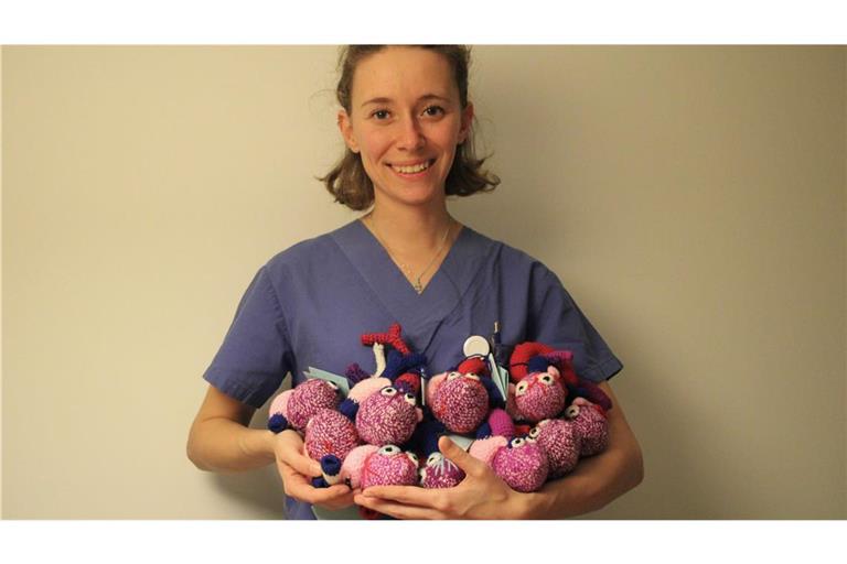 Mareen Kraft, Assistenzärztin an der Uniklinik Tübingen, häkelt Herzmodelle aus Wolle.
