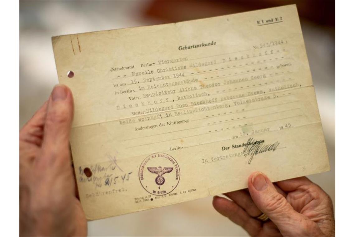Wolfgang Schäuble empfängt „Reichstagsbabys“ in Berlin Mareile Van der Wyst, geboren am 15. September 1944 im Keller des Reichstages, hält ihre Geburtsurkunde in den Händen. Foto: Monika Skolimowska