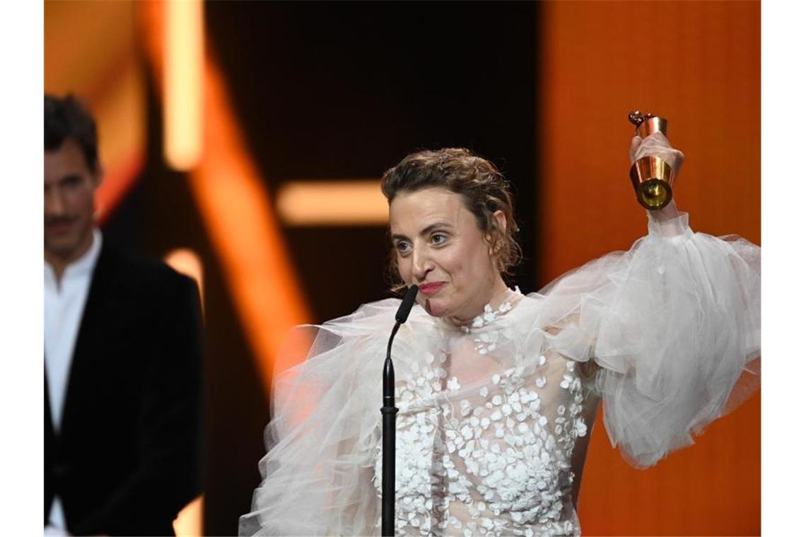 Deutscher Filmpreis für „Ich bin dein Mensch“ Maren Eggert gewann die Lola für die beste weibliche Hauptrolle. Foto: Soeren Stache/dpa