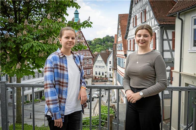 Maren Hoek (links) und Flora Theres Rühle sind beide 16 Jahre alt und kandidieren für den Backnanger Gemeinderat. Foto: Alexander Becher