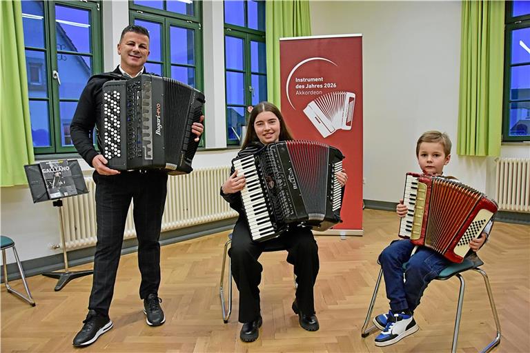 Maren Mitzi Ischinger und Levi Fadda-Erlenbusch gehören zu den Akkordeonschülern von Musiklehrer Nenad Velickovic. Foto: Tobias Sellmaier
