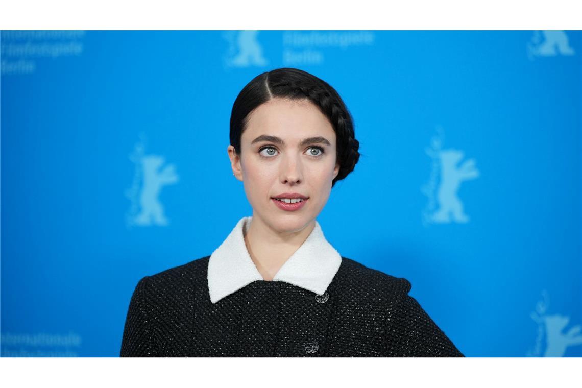 Margaret Qualley überrascht auf Pressekonferenz mit Hund Margaret Qualley kommt mit dem Film "Blue Moon" zur Berlinale.