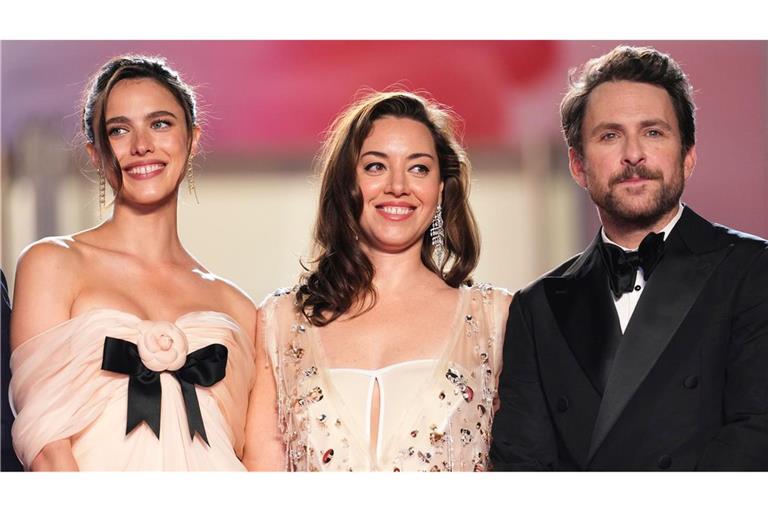 Margaret Qualley (l-r), Aubrey Plaza und Charlie Day bei der Filmpremiere.