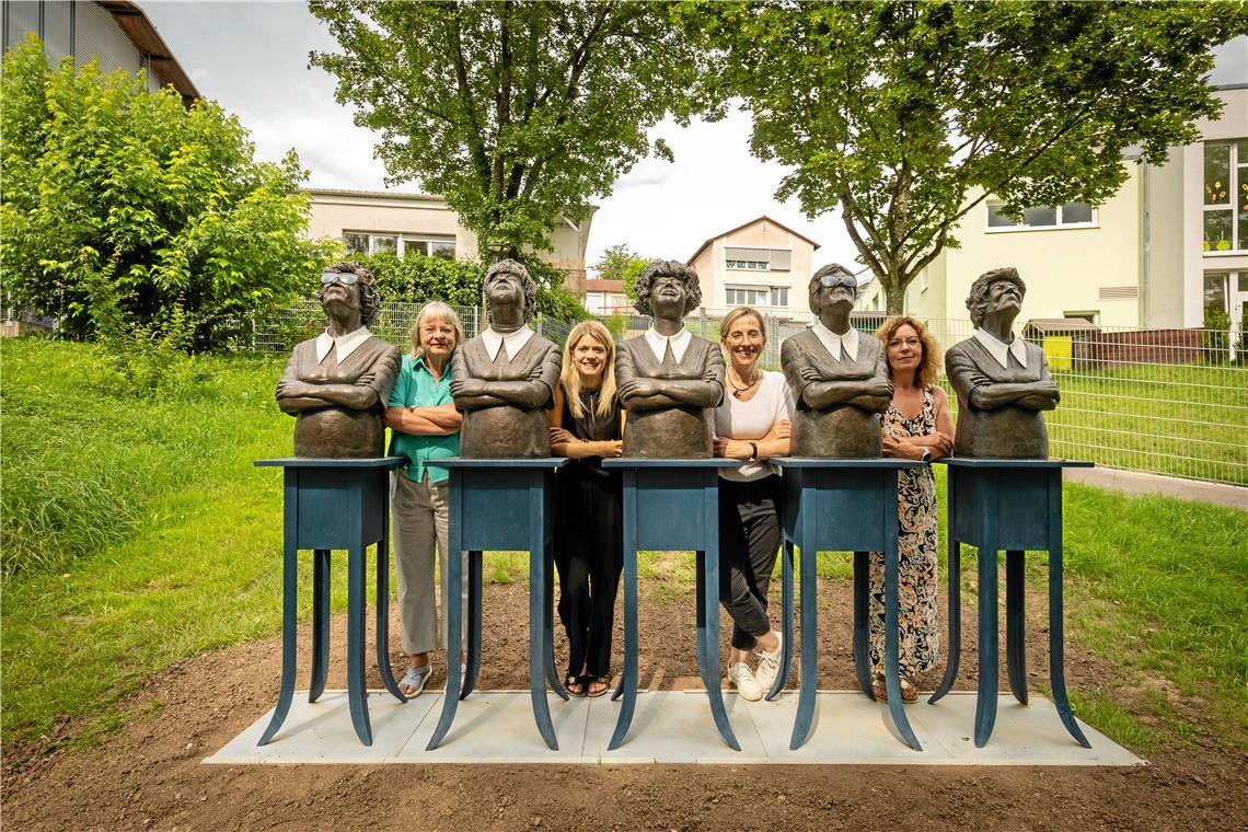 Kunst zum Anfassen mitten in Weissach Margarita Billhardt, Madelaine Fischer, Birgit Schwaderer und Beate Käfer (von links) mit Guido Messers Skulptur „Einigkeit – Persil bleibt Persil“. Anfassen ist ausdrücklich erlaubt: Die Kunstwerke des Skulpturenpfads laden zur Interaktion ein. Fotos: Alexander Becher