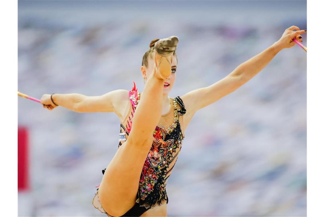 Potsdamerin Kolosov beendet Gymnastik-WM auf dem 16. Platz Margarita Kolosov zeigt ihre Übung mit den Keulen. Foto: Rolf Vennenbernd/dpa