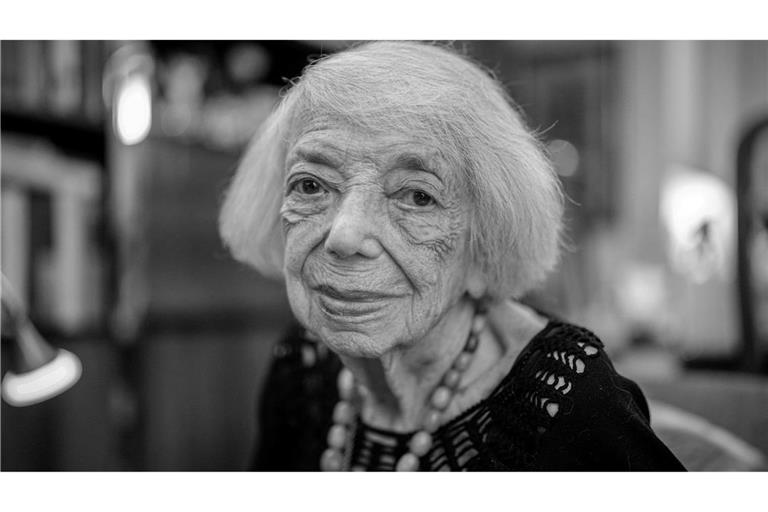 Margot Friedländer, Holocaust-Überlebende, blickt am Rande eines Interviews mit Journalisten der Deutschen Presse-Agentur zum 80. Jahrestag der Auschwitz-Befreiung in die Kamera des Fotografen.