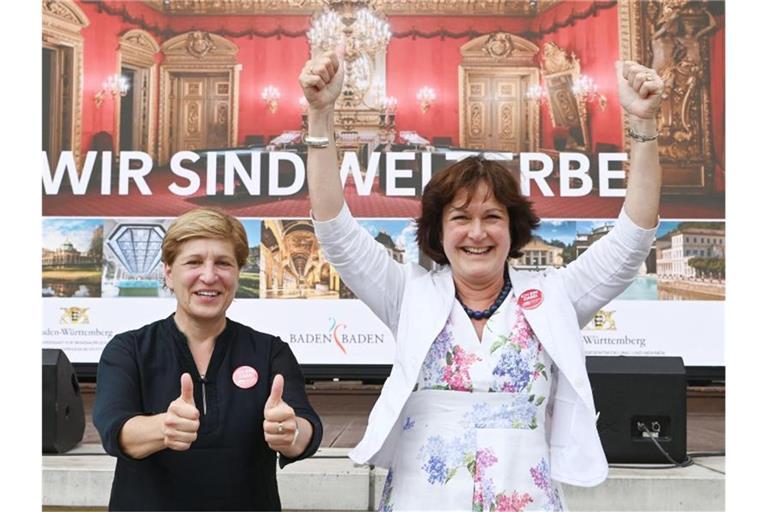 Margret Mergen (r) bei einem Public Viewing zur möglichen Aufnahme der Stadt als Unesco-Welterbe. Foto: Uli Deck/dpa/Archivbild