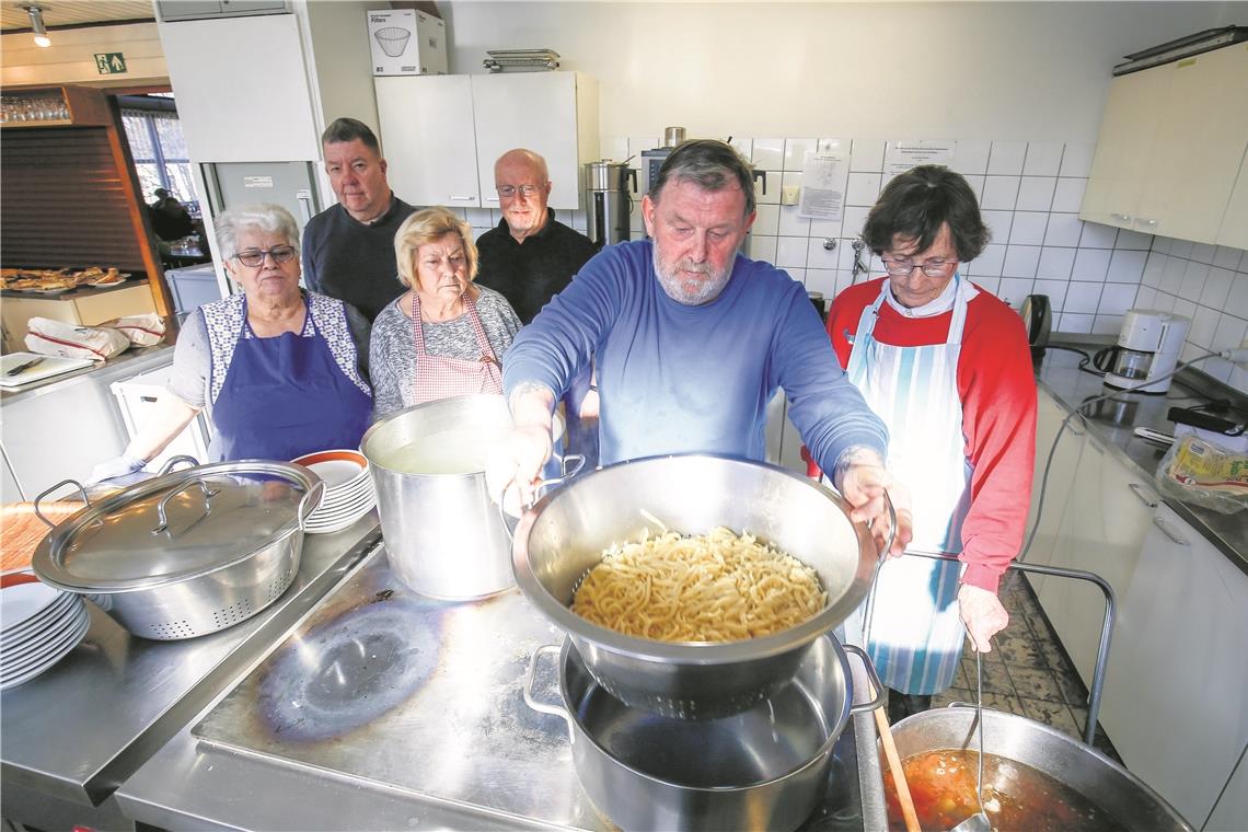 „Hier geht es gerecht zu“ Maria Aires, Peter Erwin, Floriyana Jovanovski, Hubert Janetzko, Klaus Stanzel und Gabriele Winter (von links) packen in der Vesperkirche ehrenamtlich mit an. Fotos: A. Becher