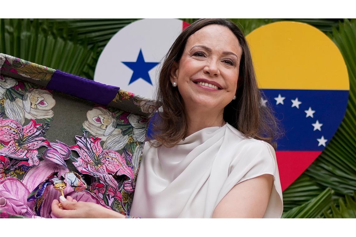 Maria Corina Machado hält im Büro des Stadtrats den Schlüssel zu Panama-Stadt in der Hand.