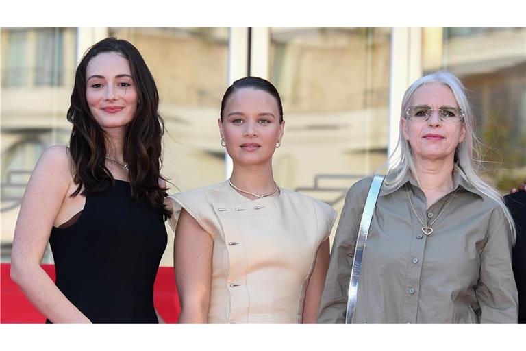 Maria Ehrich (l-r), Sonja Gerhardt und Annette Hess beim Photocall der TV-Serie "Ku’damm 77" in Cannes.