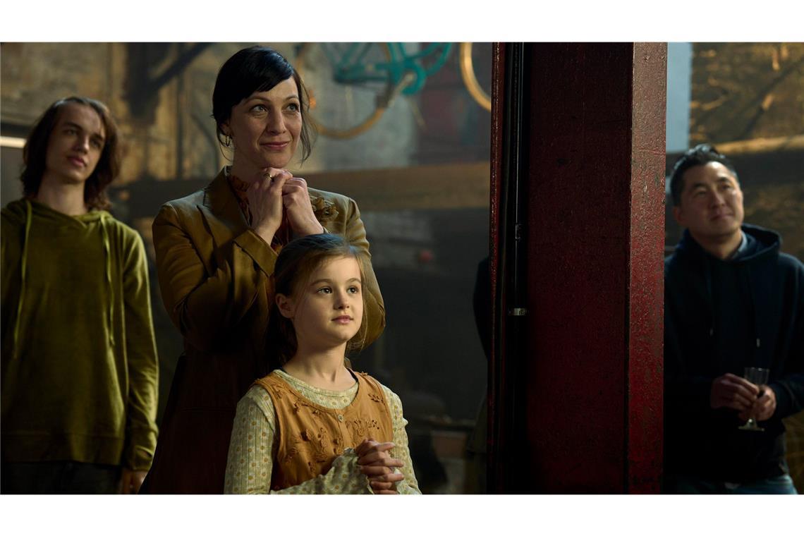 Maria Hobrecht (Oona von Maydell, l.) verfolgt mit Tochter Julia stolz die First-Bike-Präsentation von ihrem Mann Konstantin und Schwiegervater Kurt Hobrecht sen.