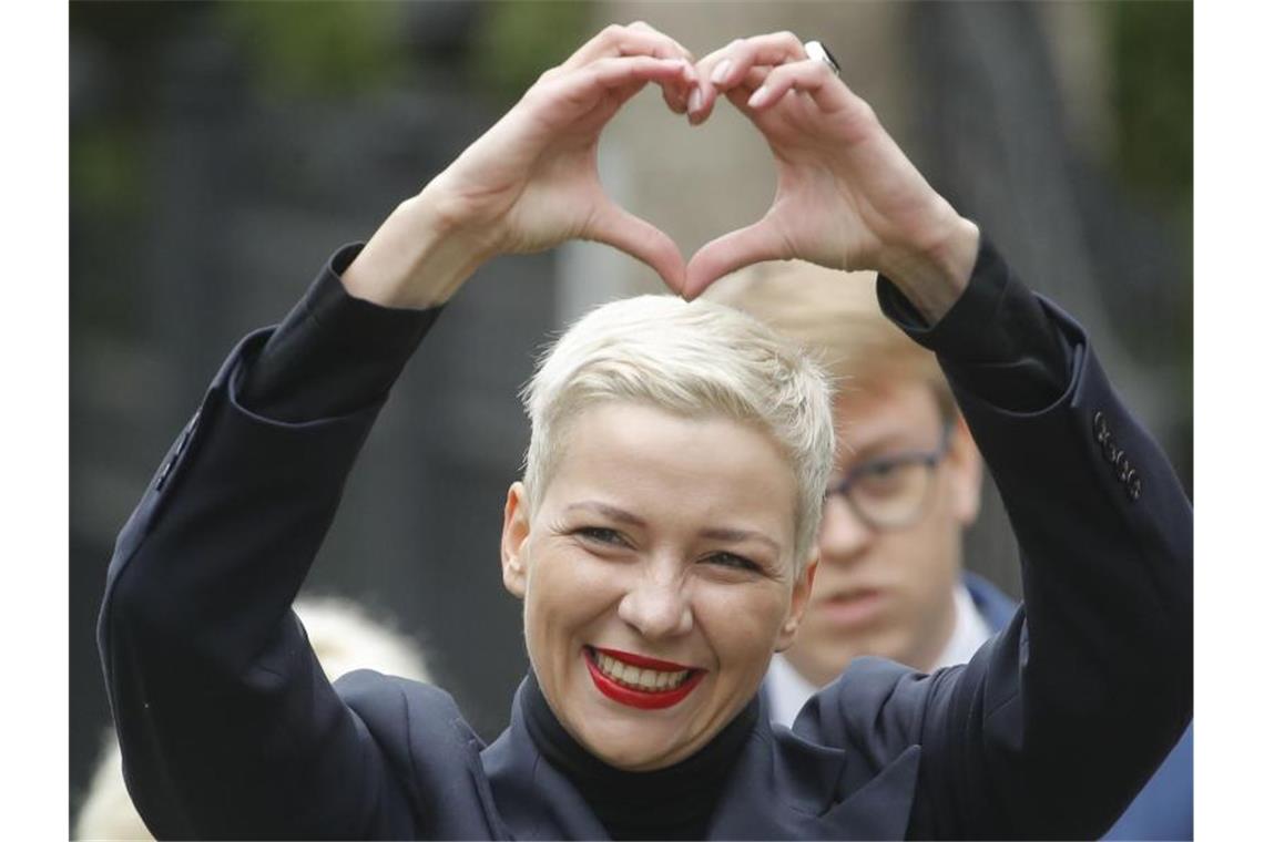 Maria Kolesnikowa, eine der Oppositionsführerinnen von Belarus (Weißrussland), formt mit ihren Händen auf dem Weg zu einem Untersuchungskomitee ein Herz. Foto: Dmitri Lovetsky/AP/dpa