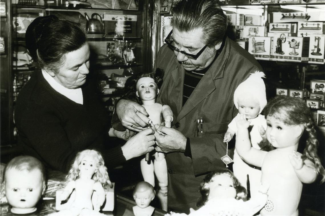 Die Feuerwehr am Adenauerplatz Maria und Eugen Kübler in ihrer Puppenklinik am Adenauerplatz in den 1960er-Jahren.