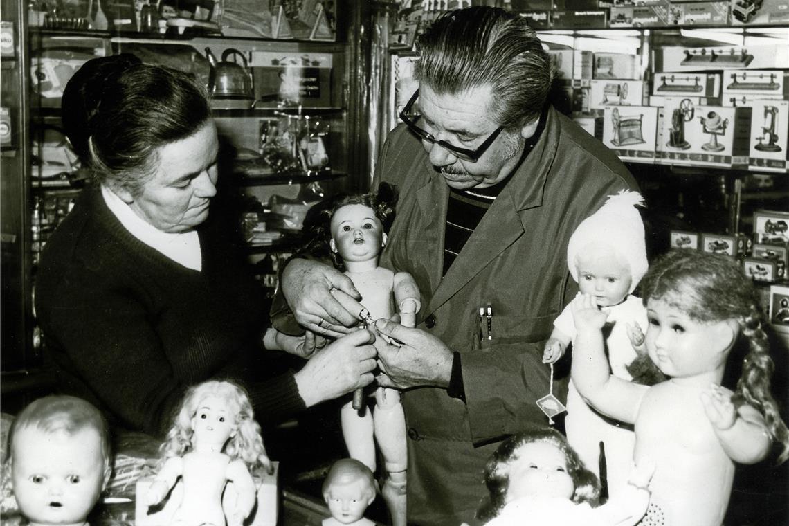 Ein Herrenfriseur mit Puppenklinik Maria und Eugen Kübler in ihrer Puppenklinik in den 1960er-Jahren. Repros: P. Wolf