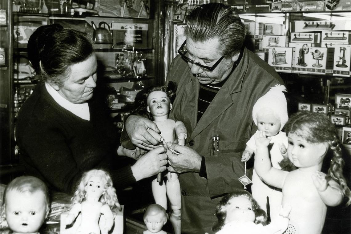 Maria und Eugen Kübler in ihrer Puppenklinik in den 1960er-Jahren. Repros: P. Wolf