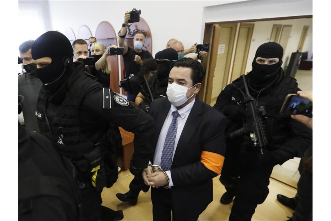 Marian Kocner (M) gilt als Drahtzieher des Mordes an dem Enthüllungsjournalisten Jan Kuciak und seiner Verlobten Martina Kusnirova. Foto: Petr David Josek/AP/dpa