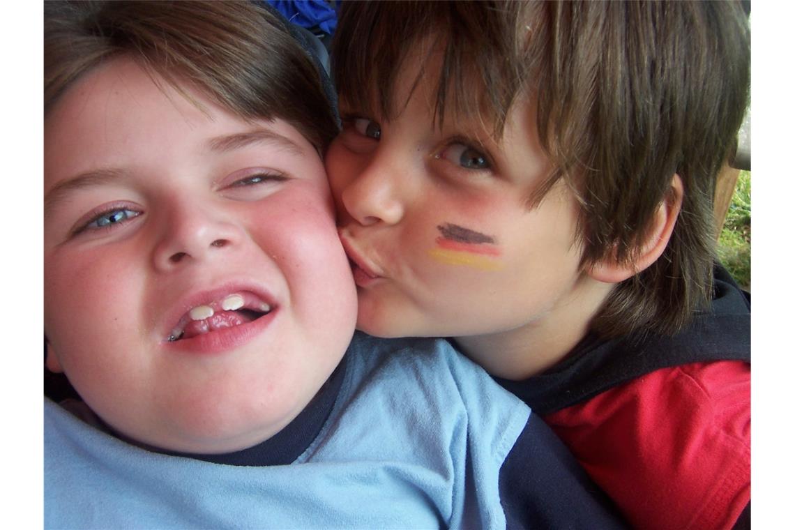 „Mein Bruder war eine große Bereicherung“ Marian (rechts) feiert seinen sechsten Geburtstag. Und Bruder Marlon ist immer mit dabei. Trotz Marlons Behinderung und den unumgänglichen Einschränkungen im Familienleben trauert Marian nach dem Tod des Bruders immens: „Da war in erster Linie ein leeres Bett und kein Bruder mehr.“