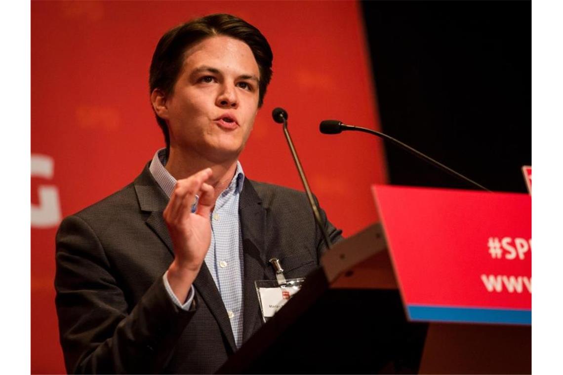 Marian Schreier (SPD), Bürgermeister der Stadt Tengen, spricht von einem Pult aus. Foto: Christoph Schmidt/dpa/Archivbild