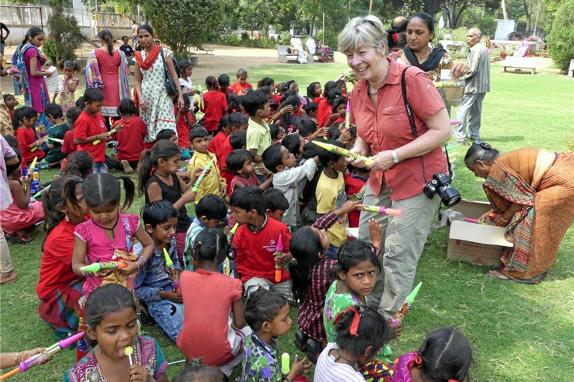 Marianne Frank-Mast bei ihren Schützlingen in Indien. Mit ihrem Verein Mädchenschule Khadigram betreibt die Althütterin Bildungsprojekte, die sich vor allem an benachteiligte Mädchen wenden. Zurzeit sind wegen der Coronapandemie jedoch keine solchen Besuche möglich. Foto: privat