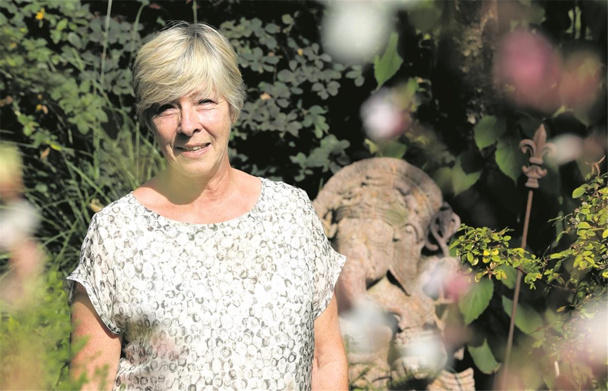 „Wir haben eine soziale Verantwortung“ Marianne Frank-Mast hat früher als Entwicklungshelferin in Indien gearbeitet und engagiert sich nun in Bildungsprojekten für indische Mädchen. Im Hintergrund die Skulptur einer indischen Gottheit: Ganesh ist zuständig für Bildung, Schutz bei Reisen und Hilfe bei Prüfungen. Foto: A. Becher
