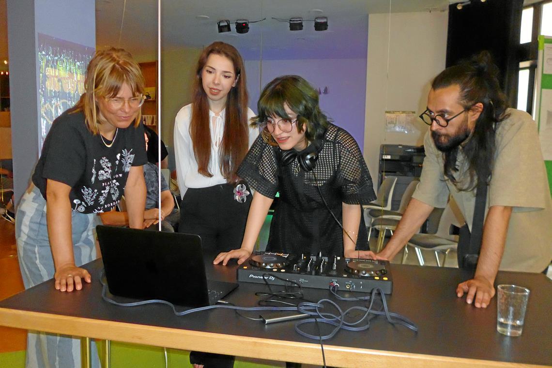 DJ-Kurs in Backnang Marie, Jelena, Rojin und Sivar (von links) beim DJ-Kurs der Zukunftswerkstatt Rückenwind. Foto: Klaus J. Loderer