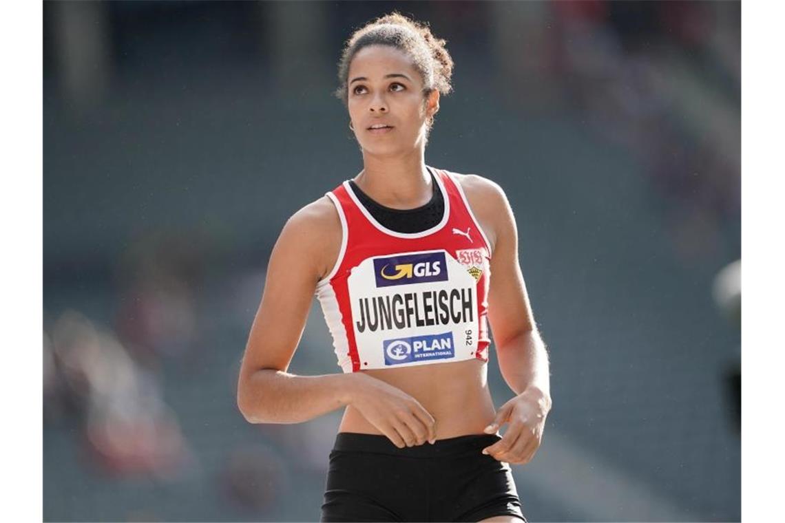 Leichtathleten Jungfleisch und Heinle bleiben beim VfB Marie-Laurence Jungfleisch bei der Deutschen Leichtathletik-Meisterschaft nach dem Sprung. Foto: Michael Kappeler/dpa/Archivbild