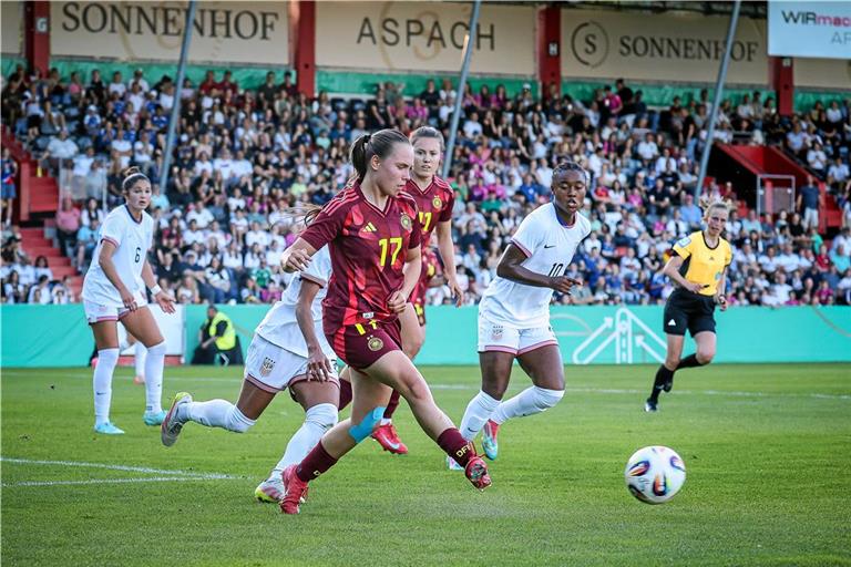 Marie Steiner (am Ball) und die DFB-Elf sind von der gut gefüllten Gegentribüne aus mächtig angefeuert worden. Foto: Alexander Becher