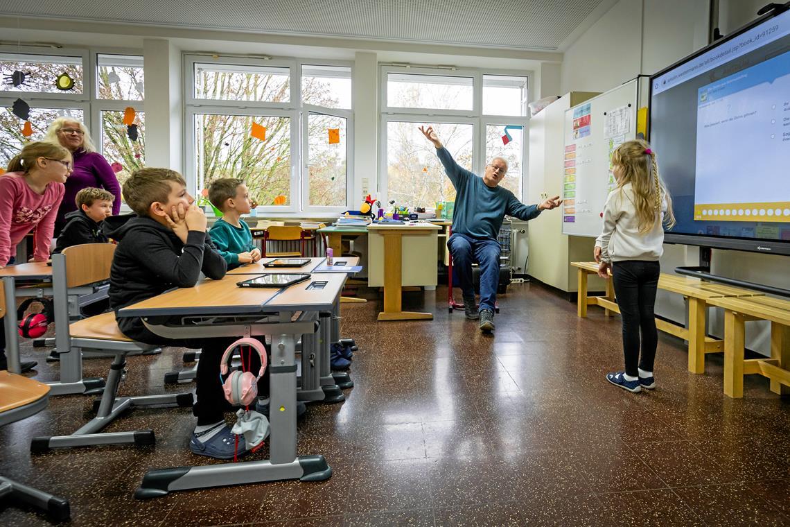 Marie (von links), ihre Lehrerin Tanja Reiff, Mika, Djordje, Pepe, Theo Kaufmann und Tara haben viel Spaß im Leseclub. Foto: Alexander Becher