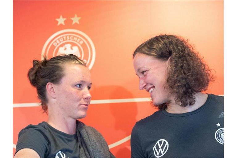 Marina Hegering (l) und Torhüterin Almuth Schult bei der Pk im Teamquartier. Foto: Sebastian Gollnow