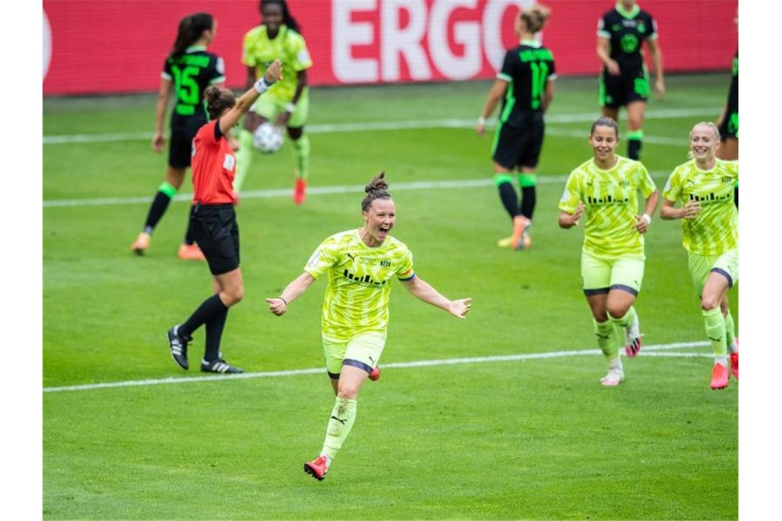 Wolfsburgerinnen nehmen jetzt das Triple ins Visier Marina Hegering (M) brachte die Außenseiterinnen aus Essen mit 2:1 in Führung. Foto: Marcel Kusch/dpa