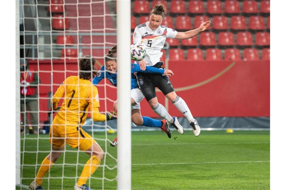 DFB-Frauen schlagen Griechenland - Bilanz bleibt perfekt Marina Hegering (r) trifft zur Führung. Foto: Matthias Balk/dpa