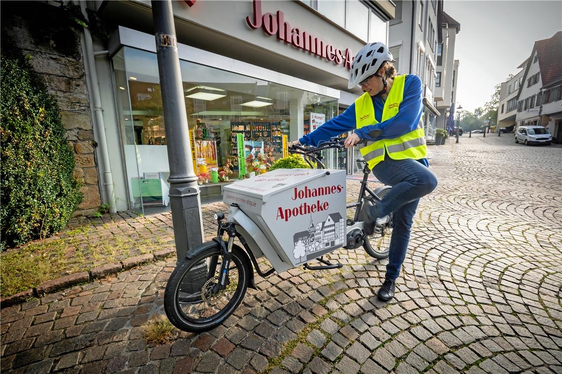 In der Innenstadt ist das Lastenrad schneller Marina Hübner präsentiert das Apothekenrad, mit dem Thomas Förster Medikamente in Backnang ausfahren lässt. Foto: Alexander Becher