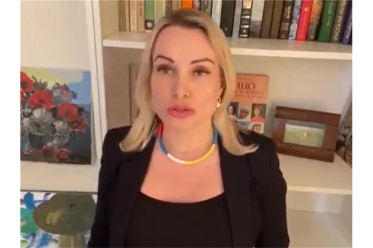 Marina Owssjannikowa fürchtet nach ihrer Protestaktion im russischen Fernsehen um ihr Leben. Foto: --/Twitter/dpa