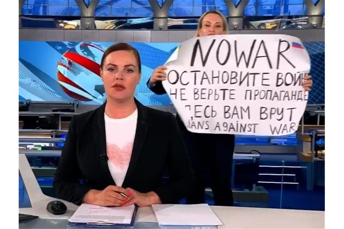 Russische Journalistin nach Protest: Es ist Putins Krieg Marina Owssjannikowa protestiert in der abendlichen Hauptnachrichtensendung des russischen Staatsfernsehens gegen den Ukraine-Krieg. Foto: ---/Social Media/dpa