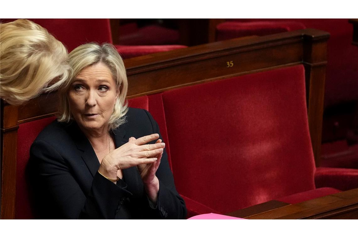 Gescheiterte Regierung: Paris wirtschaftlich in der Klemme Marine Le Pen geht es um die Macht in der französischen Politik, und um das Präsidentenamt.