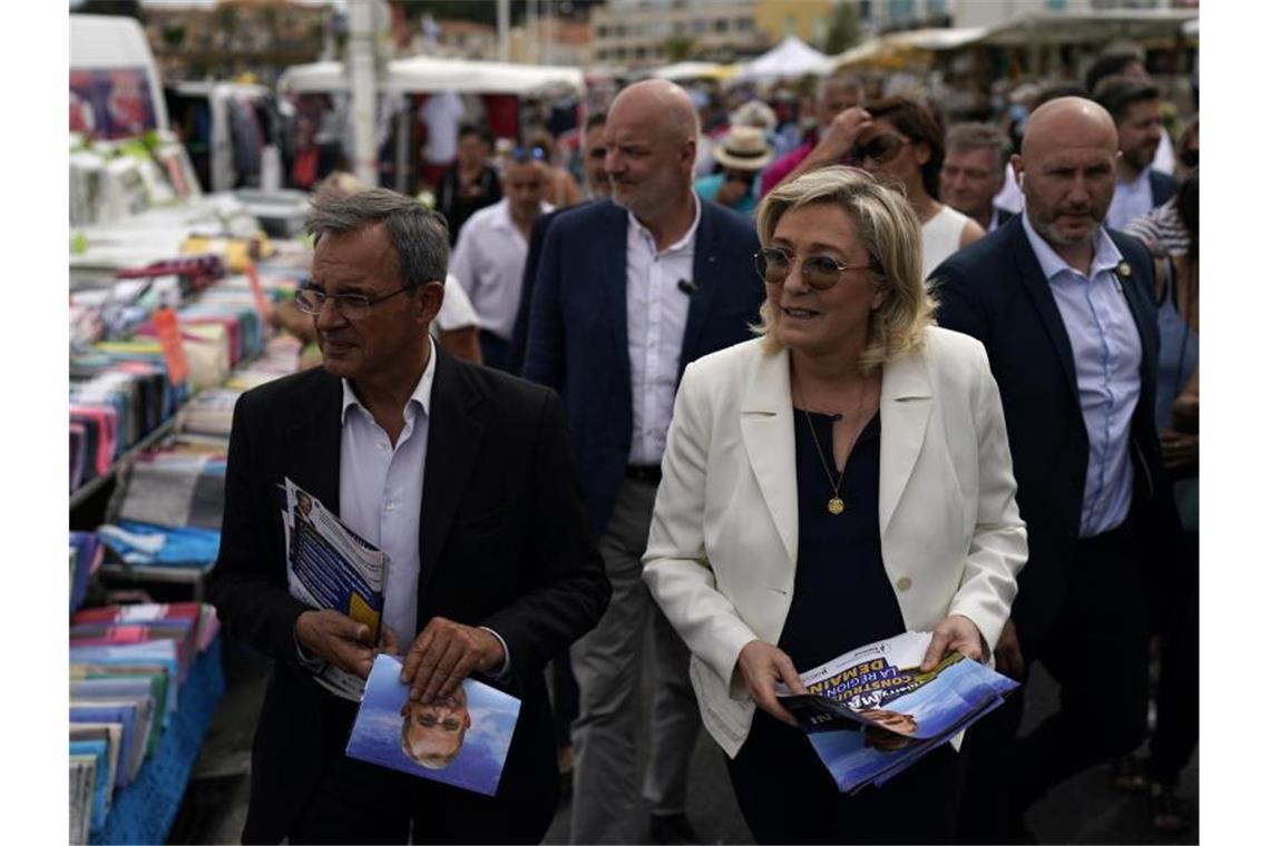 Marine le Pen (vorne, r) vom extrem rechten Rassemblement National bei einem Wahlkampfauftritt. Foto: Daniel Cole/AP/dpa