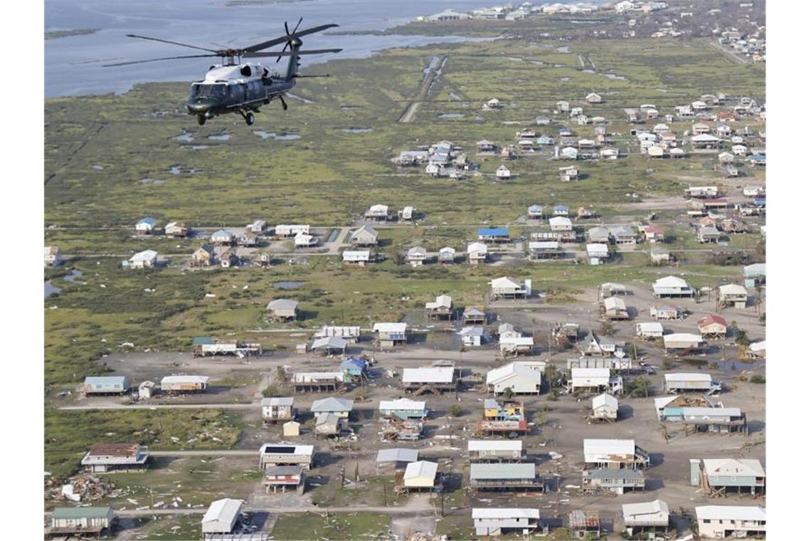 Marine One, der Hubschrauber mit dem US-Präsidenten an Bord, fliegt über die sturmgeschädigten Gemeinden nach dem Hurrikan „Ida“. Foto: Jonathan Ernst/Reuters Pool via AP/dpa