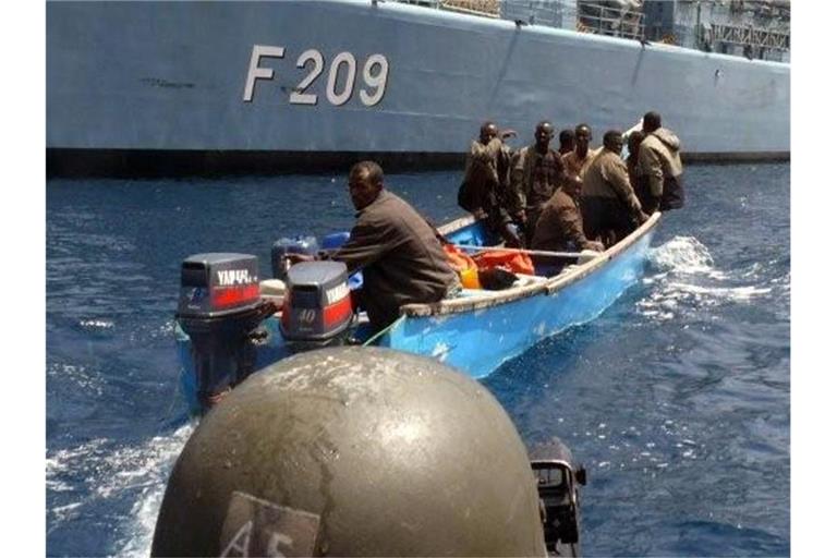 Marinesoldaten der Fregatte „Rheinland-Pfalz“ verfolgen im Golf von Aden ein Boot mit Piraten. Foto: Bundeswehr/PIZ Djibouti/Bundeswehr/dpa