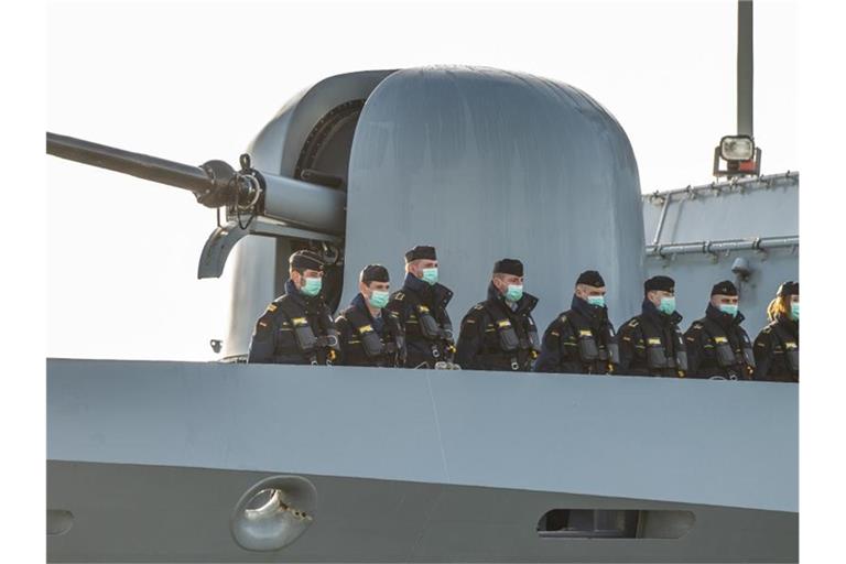 Marinesoldaten der Korvette "Erfurt" auf dem Schiff, während sie den Marinestützpunkt Wilhelmshaven verlassen, um sich der Standing NATO Maritime Group 1 (SNMG 1) anzuschließen. Foto: Mohssen Assanimoghaddam/dpa