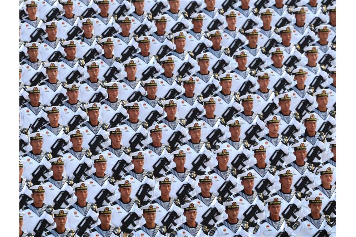 Gigantische Waffenschau in Peking - Randale in Hongkong Marinesoldaten nehmen an der Militärparade zum 70. Jahrestag teil. Es ist die größte Waffenschau in der Geschichte des Landes. Foto: Cao Can/XinHua/dpa