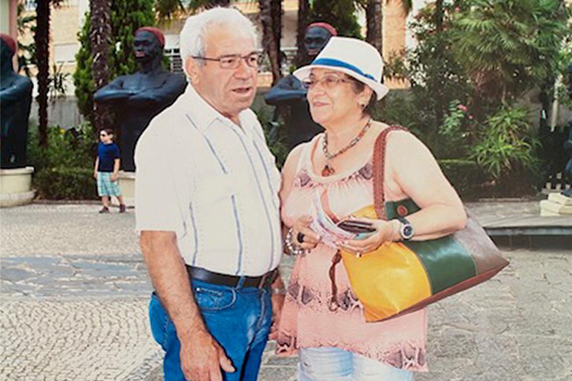 Am Zeitungskiosk ist der Funke übergesprungen Marino Santos Frazao und Maria Adelaide Alves Gomes Frazao im Urlaub in Lissabon.