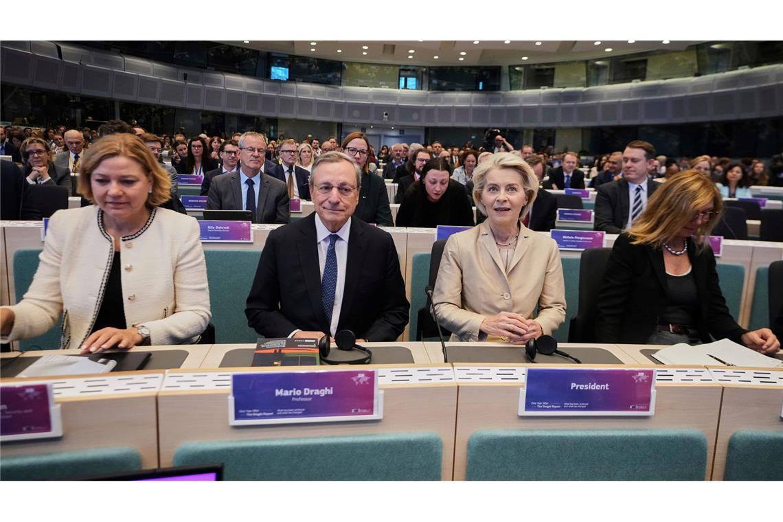Mario Draghi (M.l.) und Ursula von der Leyen (M.r.) in Brüssel. Vor fast genau einem Jahr hat der frühere EZB-Chef seinen Bericht über Europas Wettbewerbsfähigkeit vorgestellt.