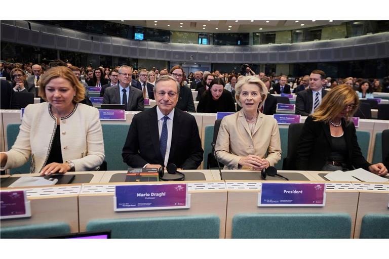 Mario Draghi (M.l.) und Ursula von der Leyen (M.r.) in Brüssel. Vor fast genau einem Jahr hat der frühere EZB-Chef seinen Bericht über Europas Wettbewerbsfähigkeit vorgestellt.