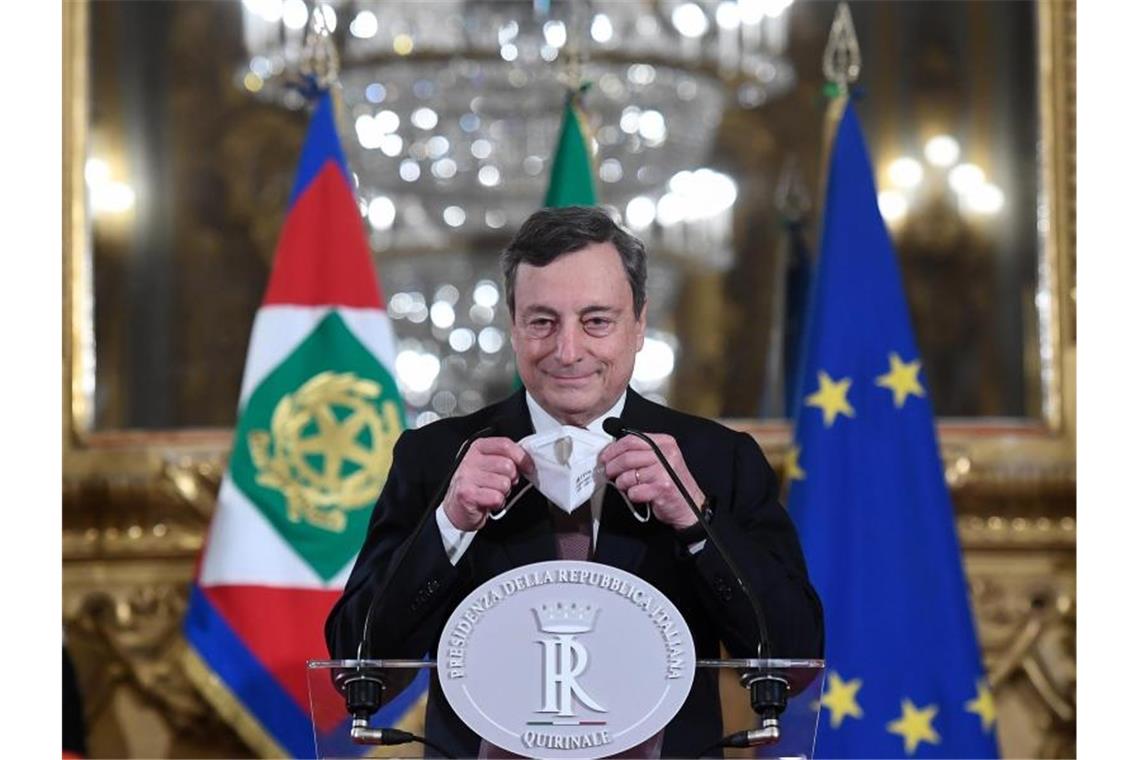 Draghi übernimmt die Macht in Rom Mario Draghi spricht vor der Vereidigung als neuer Ministerpräsident Italiens mit Journalisten. Foto: Alessandro Di Meo/Pool Ansa/ Lap/LaPresse via ZUMA Press/dpa
